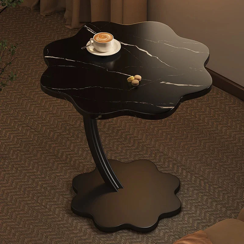 Деревянный металлический приставной столик с высокими книгами фотоальбом