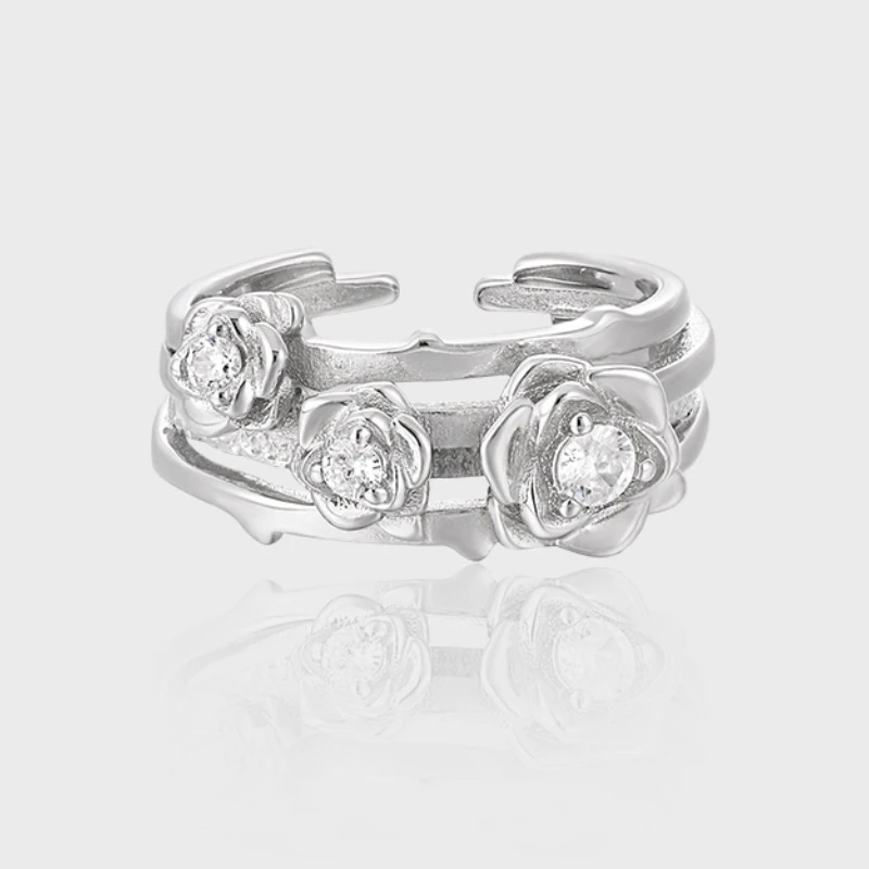 Женское кольцо из серебра 925 пробы с инкрустацией циркония