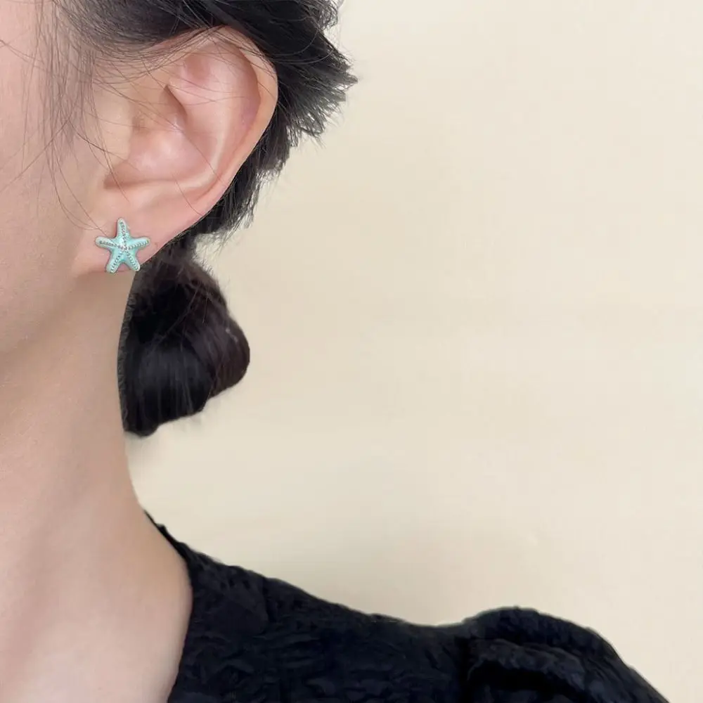 Геометрические серьги-гвоздики мятно-зеленого цвета модное нишевое шикарное