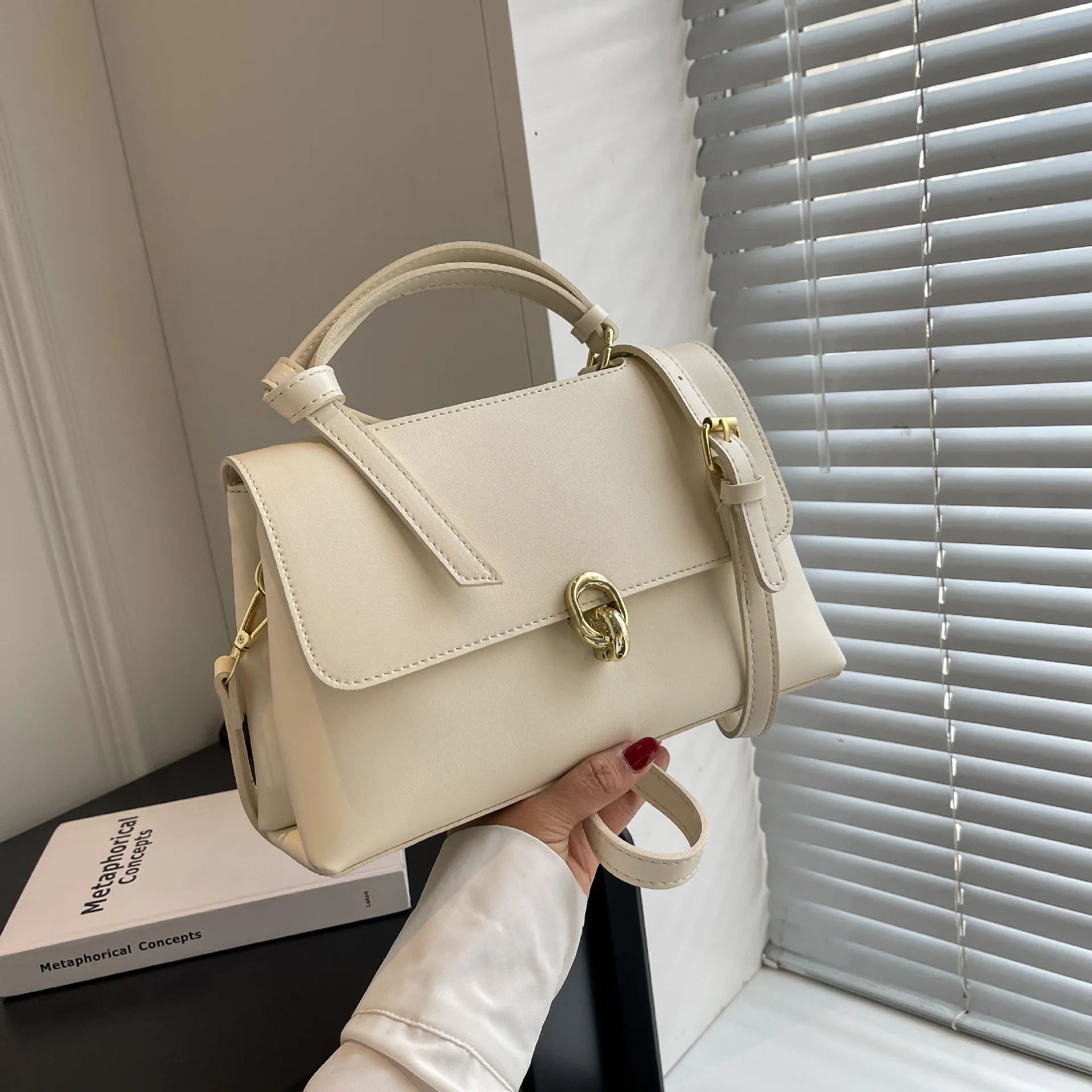 

New texture small bag women's 2023 spring tide fashion portable messenger bag simple one-shoulder small square handbag