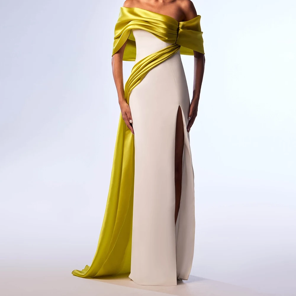 Индивидуальное вечернее платье с изящным шлейфом и открытыми плечами разрезом