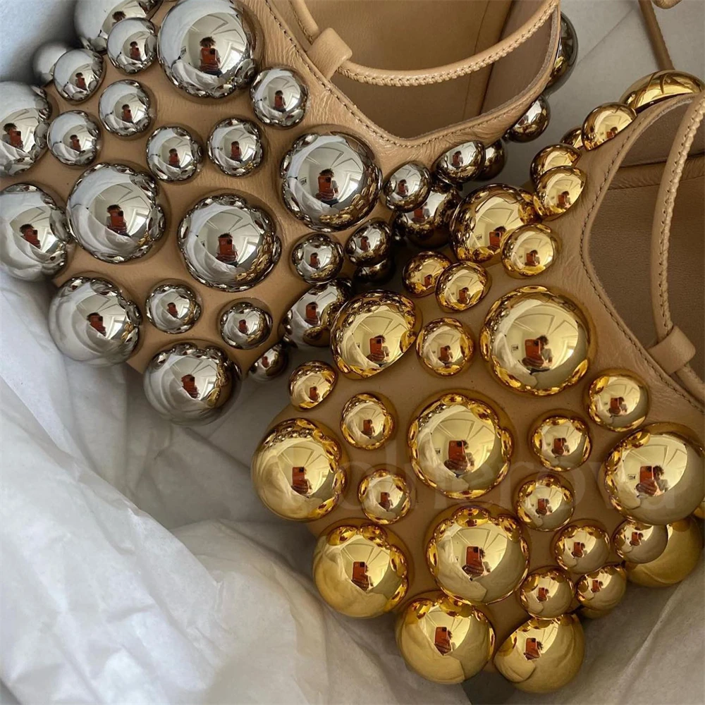 Сандалии с ремешками украшенные серебряными и золотыми пузырьками бежевые