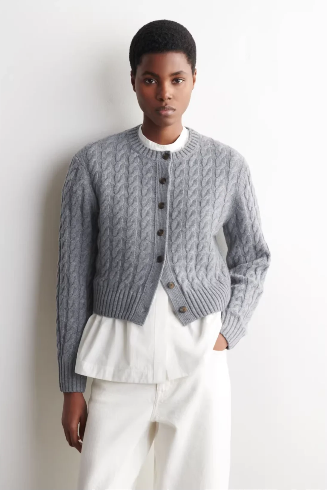 Фото XIMIAN APPAREL 2026 YAZHIMEI: Новая весенняя коллекция женских повседневных серых текстурированных шерстяных вязаных кардиганов №2