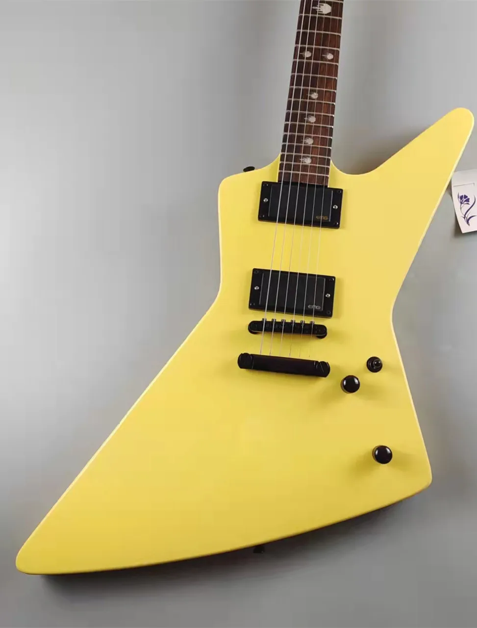 

Rare Heavy Metallic James Hetfield MX-220 ，Cream yellow，Explorer Electric Guitar middle finger Fingerboard I