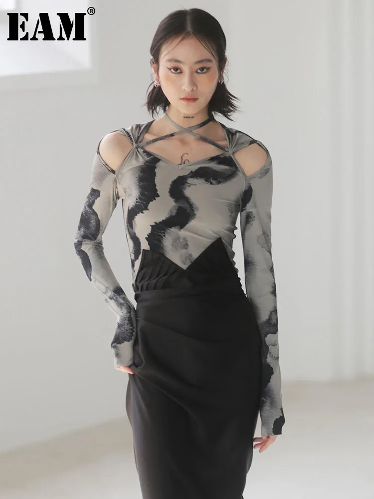 

[EAM] Women Gray Green Printed Cross Cutout Slim T-shirt New Round Neck Long Sleeve Fashion Tide Spring Autumn 2023 1DE7192