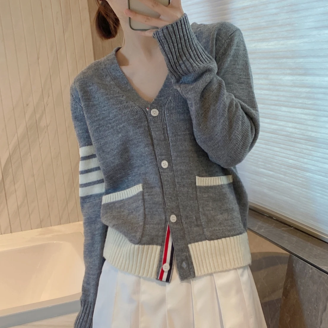 

Korean Version High Quality College Style TB Color Blocking V-neck Long Sleeve Slim Cardigan Sweater Knitted Coat