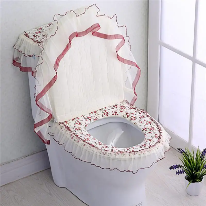 Набор из 3 предметов для ванной комнаты с кружевами: накидка на сиденье унитаза, накидка на крышку бачка и верхняя накидка.