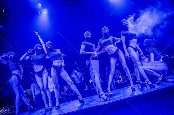 Блестящий черный блестящий маскарадный капюшон с коротким рукавом сексуальный