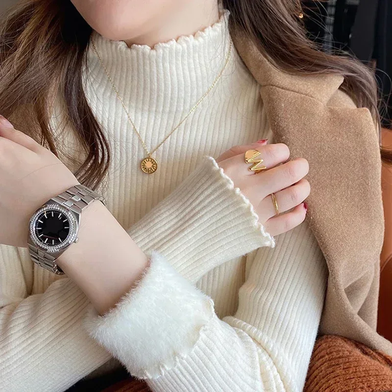 Женский свитер с оборками и воротником-стойкой