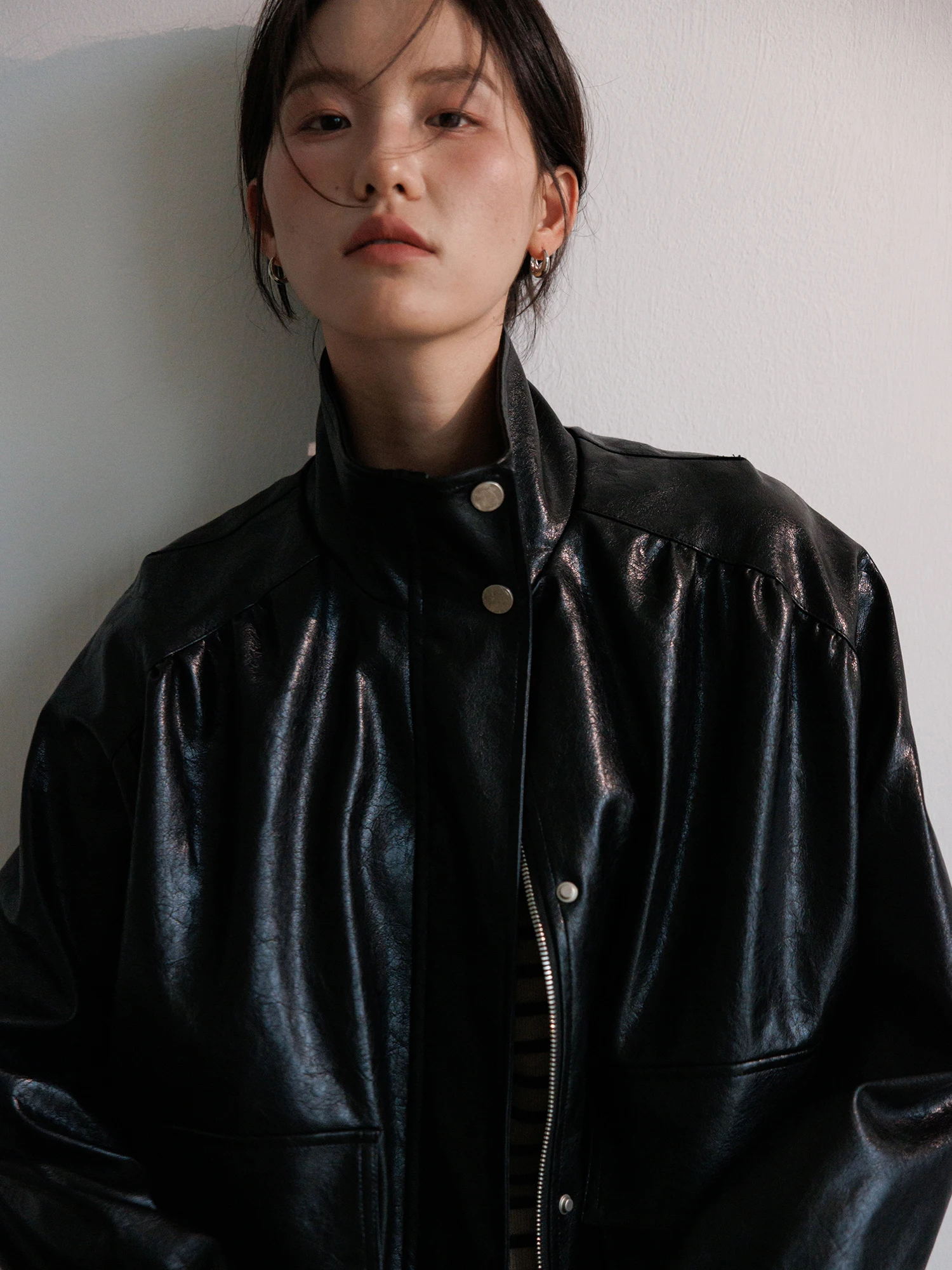 Дизайнерское свободное кожаное пальто верхняя одежда женская осень и зима 2024