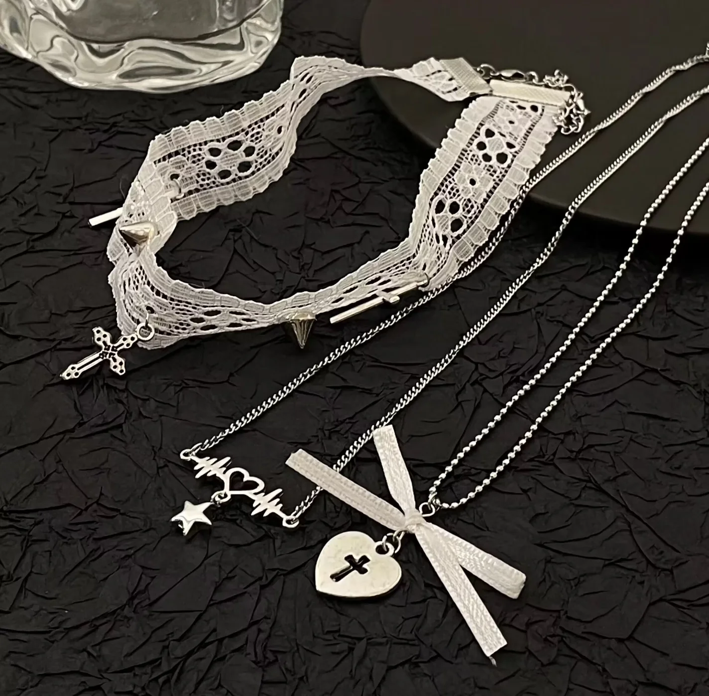 Кружевное ожерелье с крестом в форме сердца