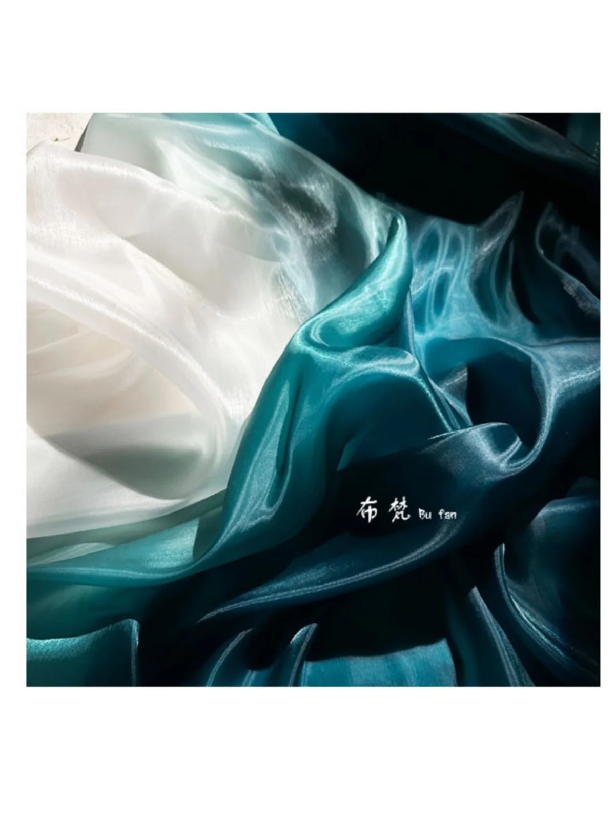 Блестящая блестящая дизайнерская ткань с голубым градиентом