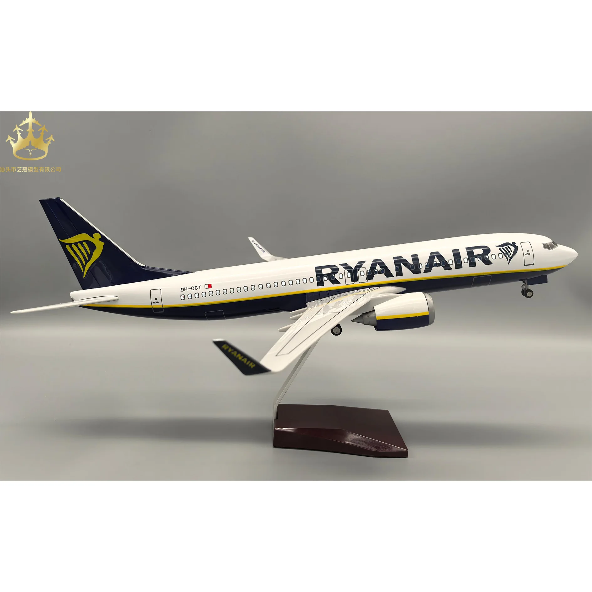 Фото Модель самолета Ryanair BY737 со светодиодной подсветкой и колесами, статическая имитация самолета, настольное украшение для авиационных коллекционеров №2