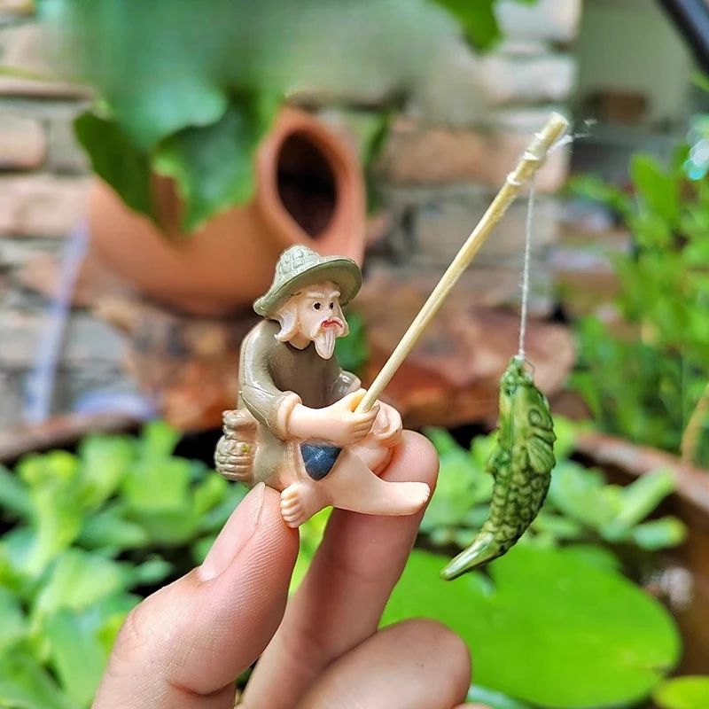 Фигурка рыбака из полимера