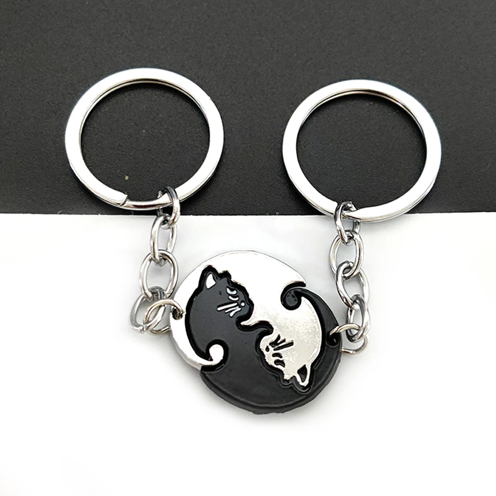 

2PCS Black White Cat Couple Keychain Cute Animal Cat Metal Pendant Keyring Collar Valentine's Day Gift Jewelry
