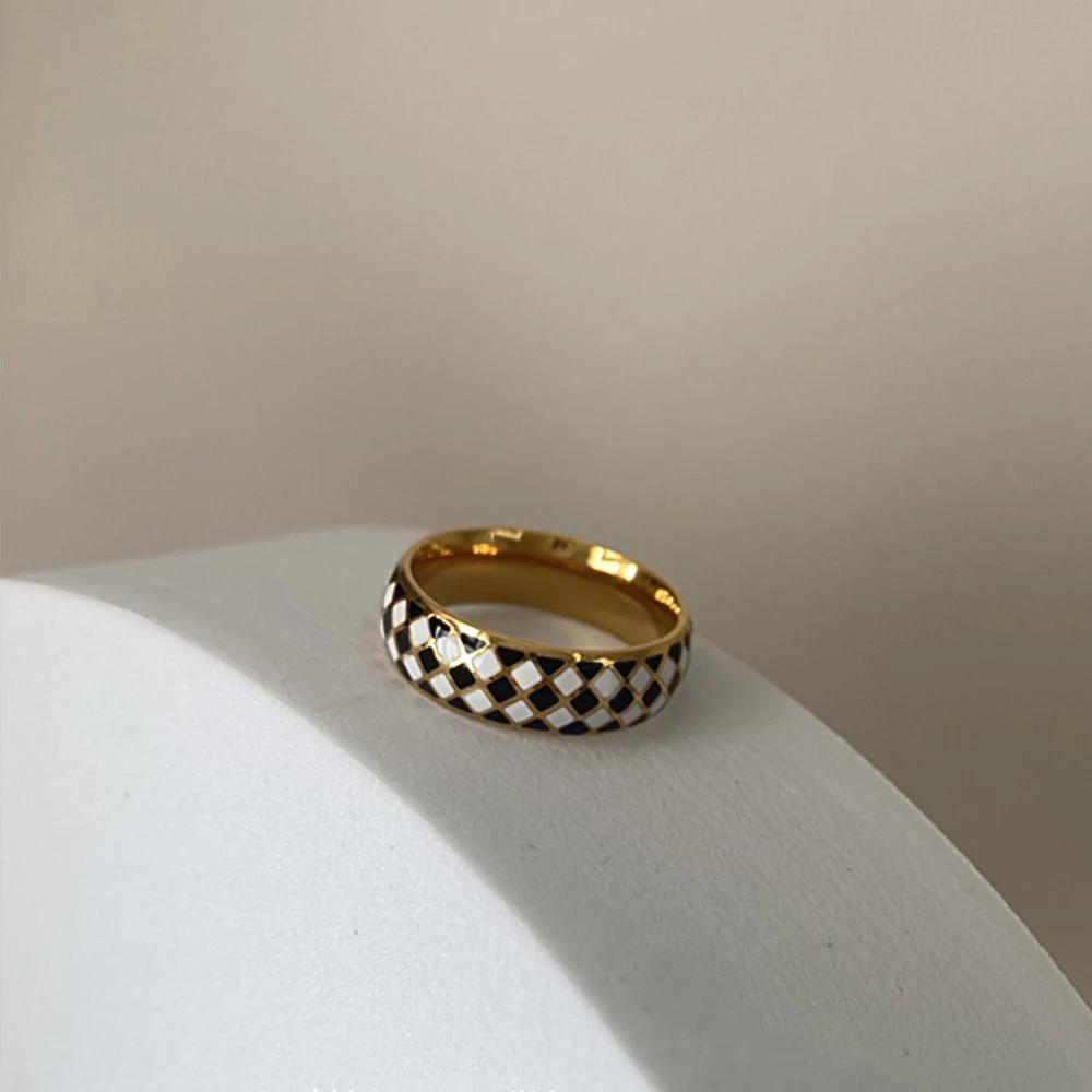 Модные темпераментные нишевые черные и белые глазурованные кольца в ...