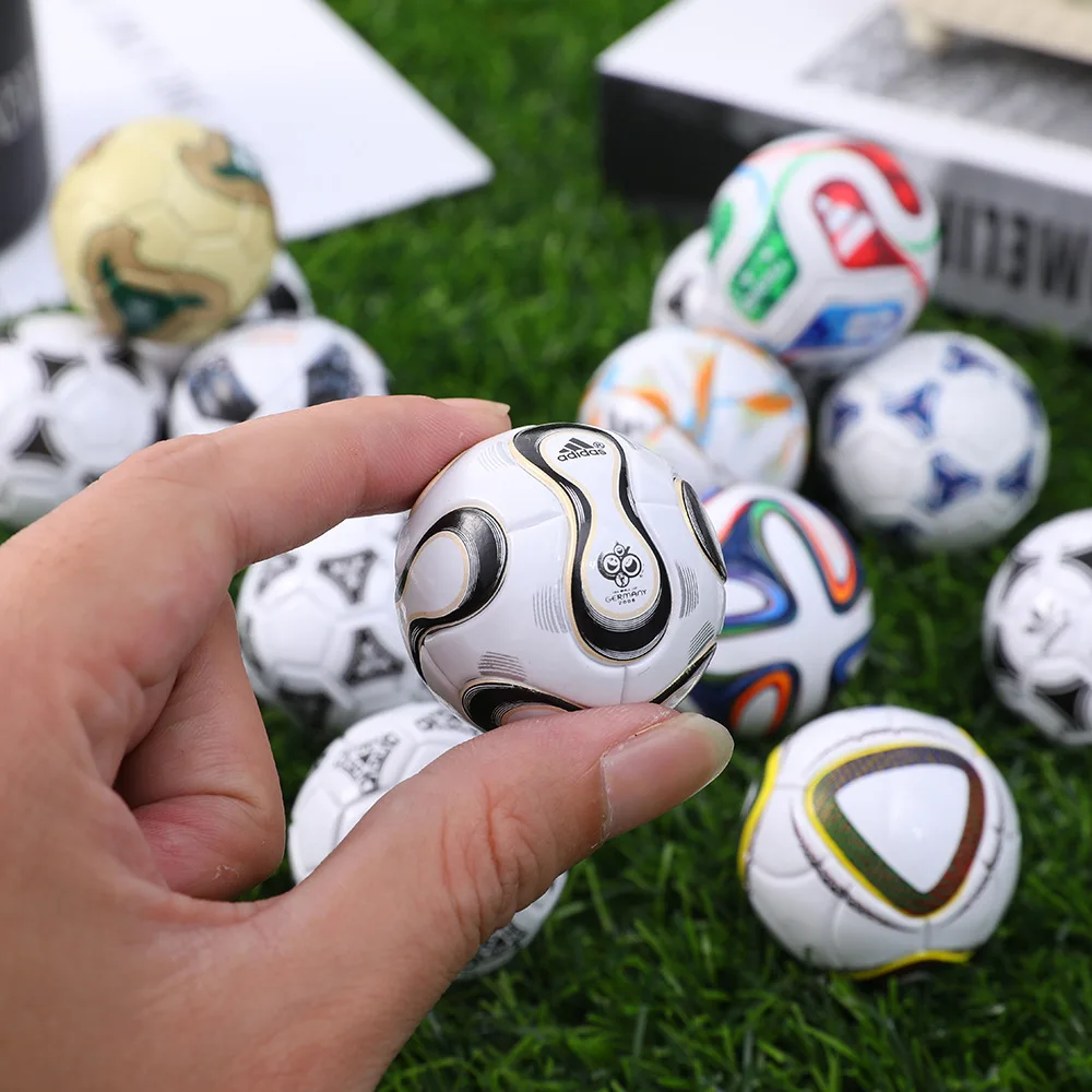 Фото Подарочный набор мини-футбольных мячей FIFA 2026: реалистичная модель футбольного мяча, сувенир, подарок для фанатов, коллекционный предмет декора для США, Канады, Мексики №5