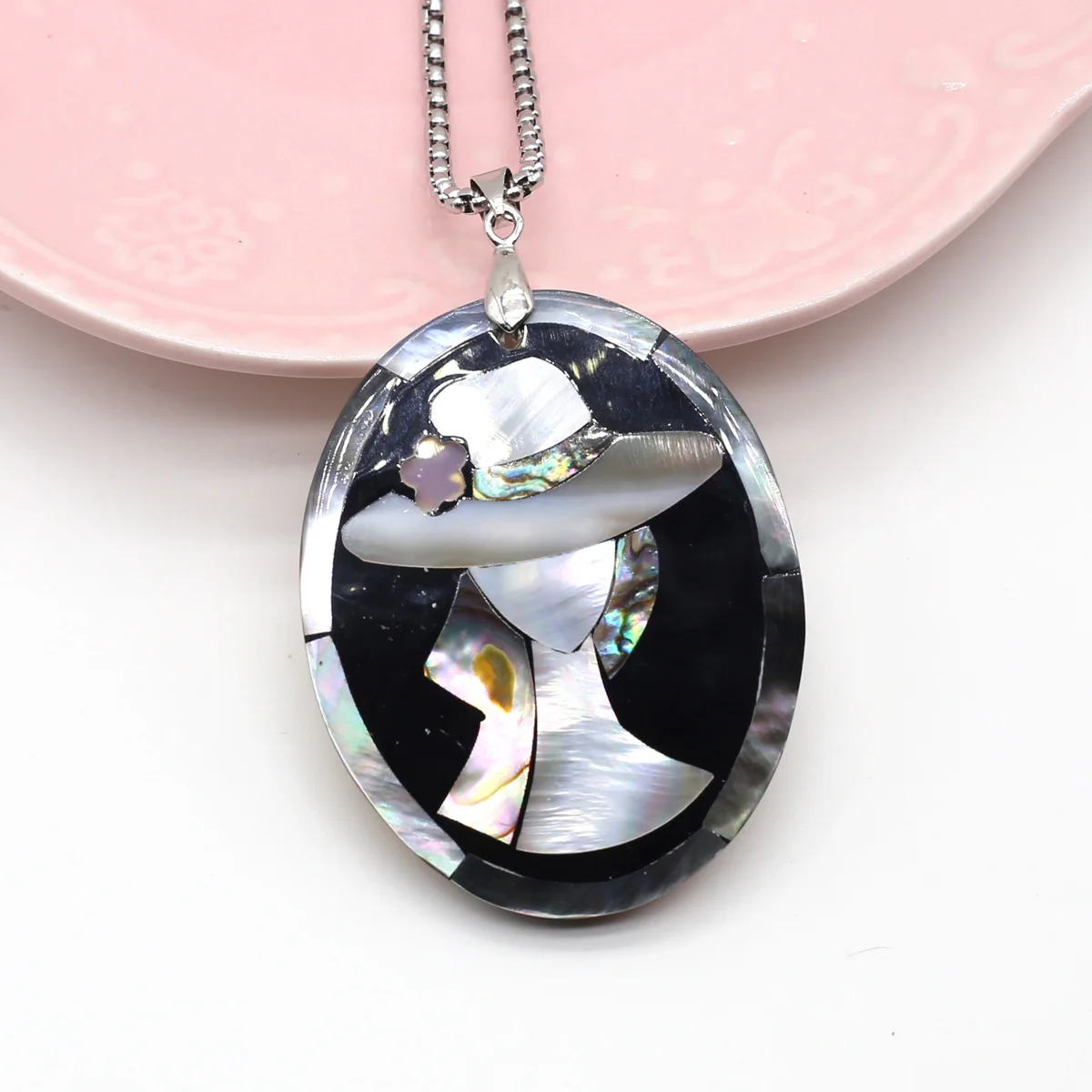 

Ожерелье с кулоном в виде красивой девушки, 55 х45 мм