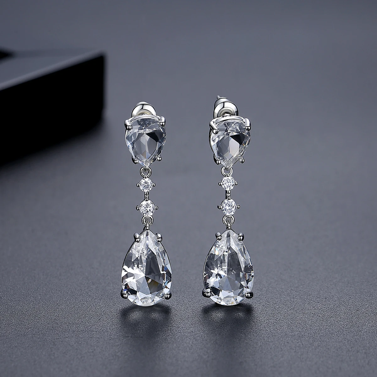 Женские серьги-гвоздики LUOTEEMI с фианитами элегантные сверкающие ювелирные