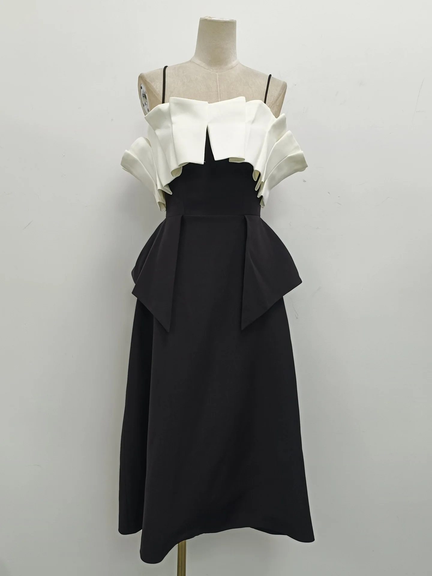 Женское платье с высокой талией элегантное облегающее черно-белого цвета