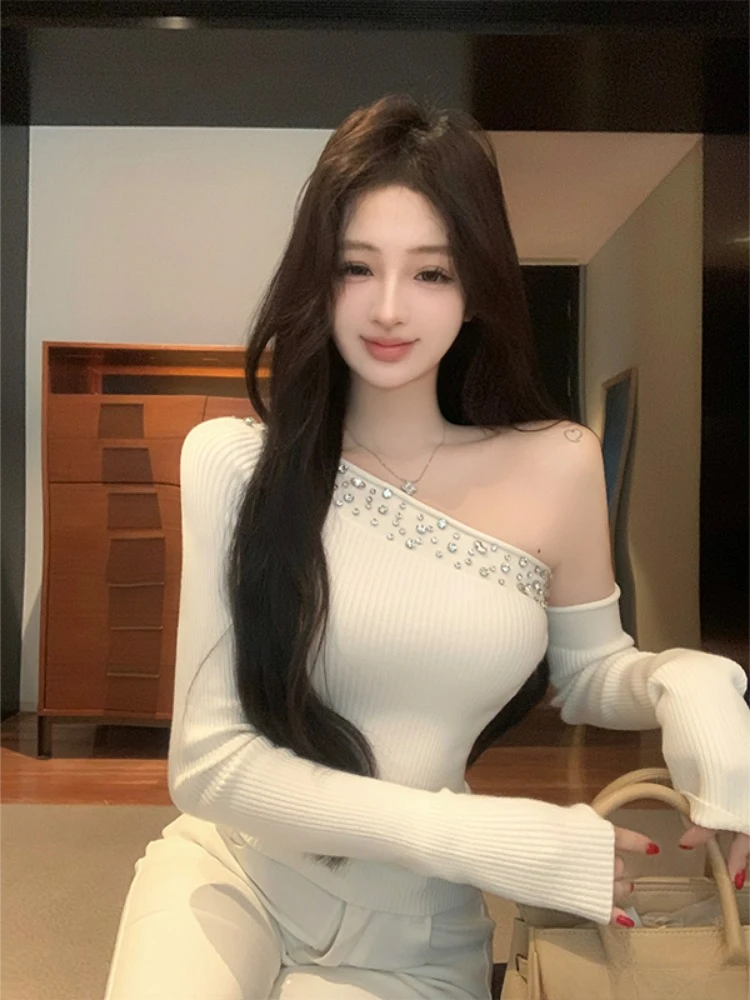 Женская трикотажная футболка с косым воротником открытыми плечами и длинными