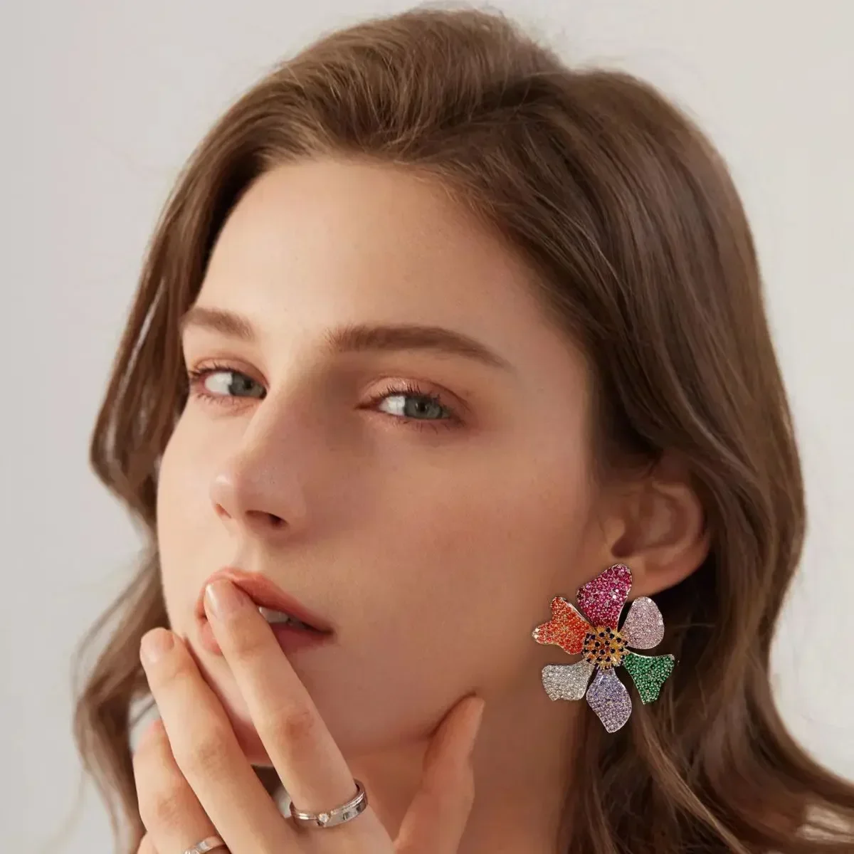 Женские серьги-гвоздики в виде цветка