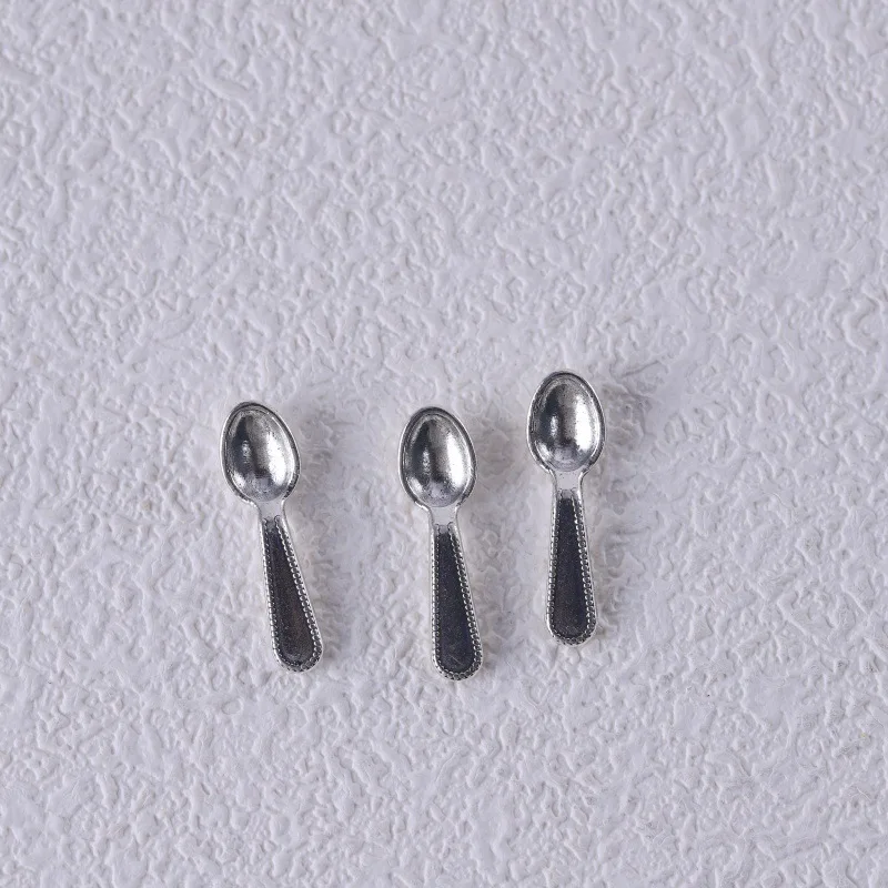 

Набор миниатюрных столовых приборов для кукольного домика