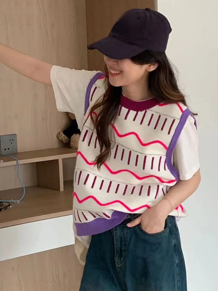 Женский трикотажный жилет без рукавов в полоску