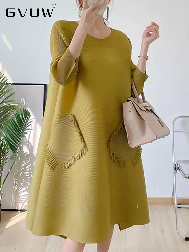 Женское плиссированное платье с бахромой GVUW осень 2024 новое однотонное