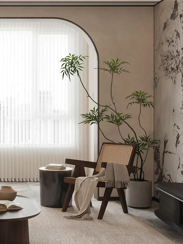 Искусственное зеленое растение для украшения гостиной удивленное тихим ветром