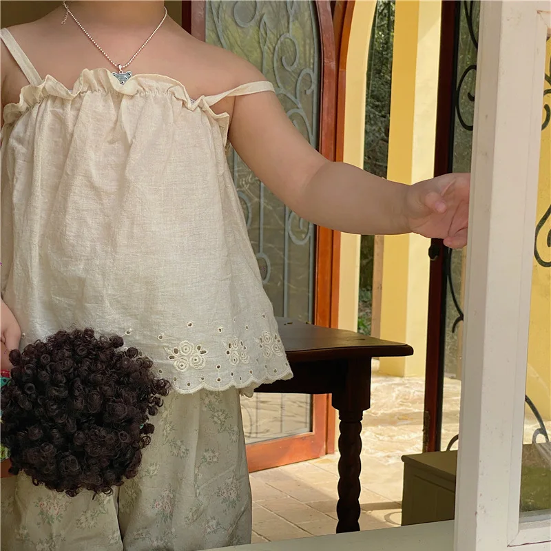 

2023 Korea Girls T-shirts Summer Baby Clothes Chidlren Vest Princess Hollow Lace Suspender Top Girl Ruffle Top