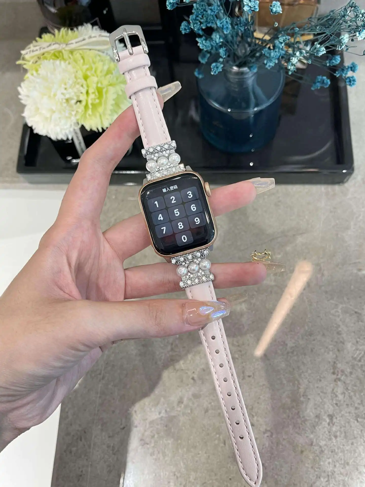 

Luxury Pearl Leather Slim Watch Band for Apple Watch 8 7 6 5 4 SE Luxury Wrist Watch Strap for iWatch Ultra 38 40 42 44 41 45 49
