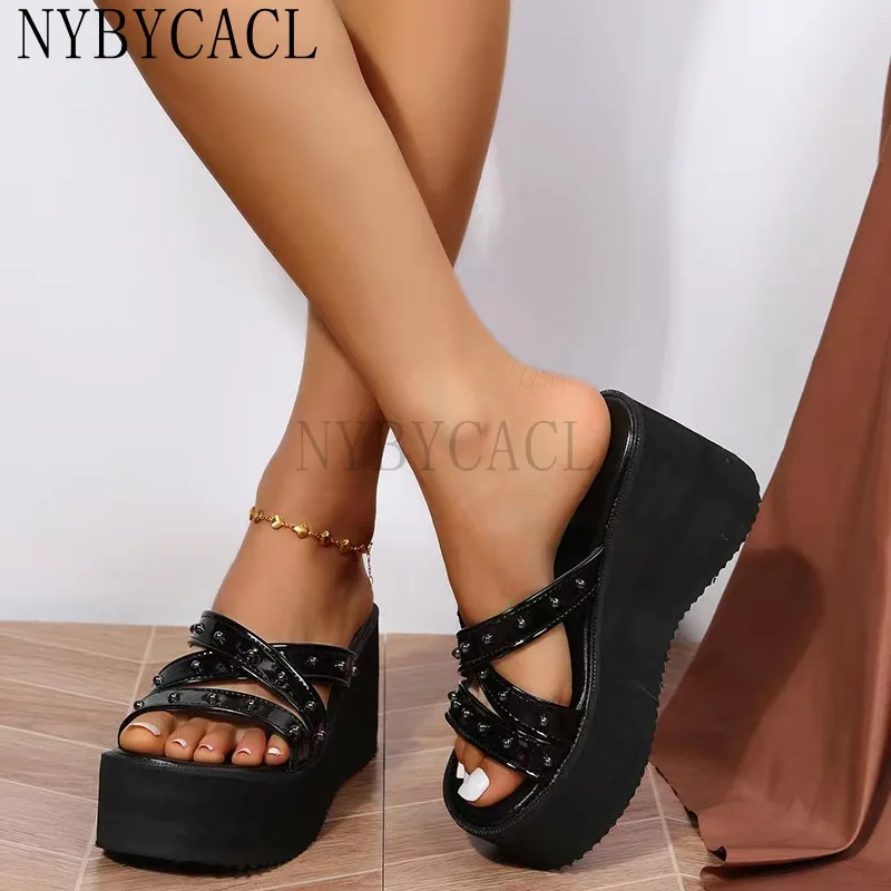 Женские босоножки на танкетке черные удобные шлепанцы с двумя ремешками и