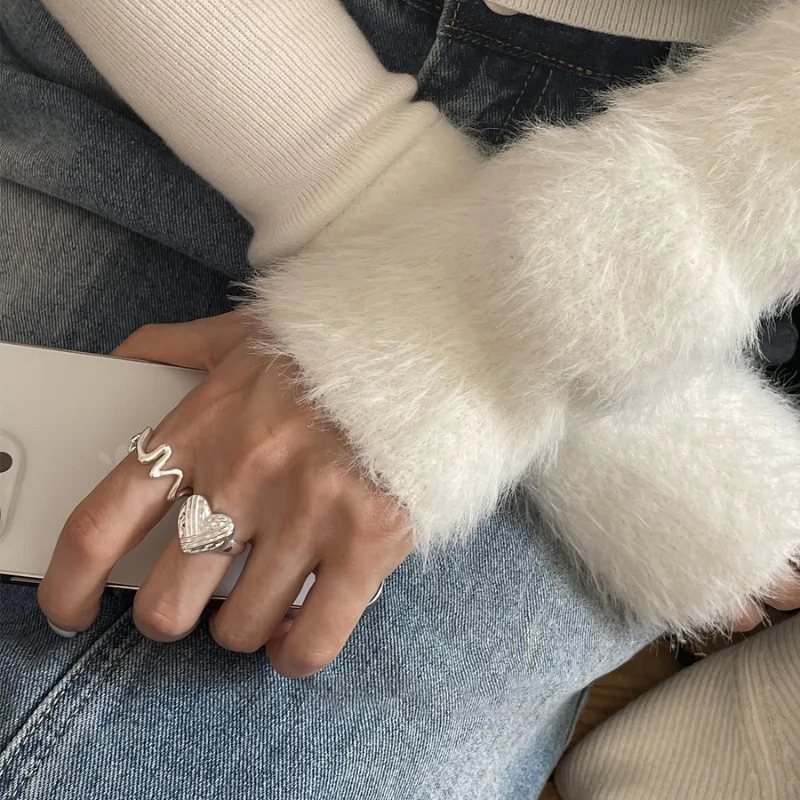 Женское кольцо из серебра 925 пробы с асимметричным рисунком