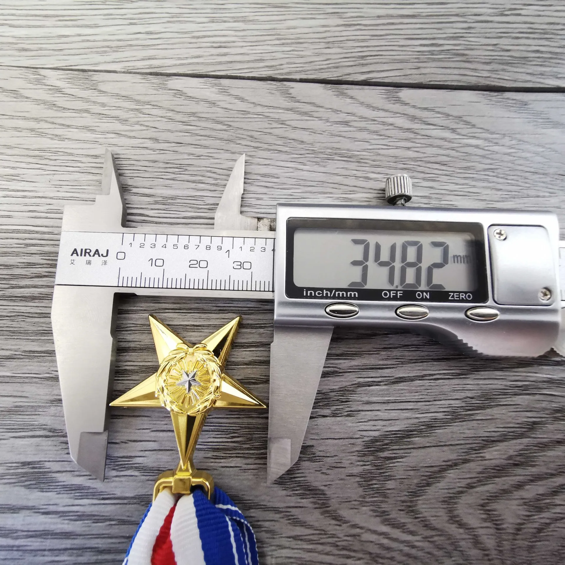 Иностранная медаль за товары и военная похвала