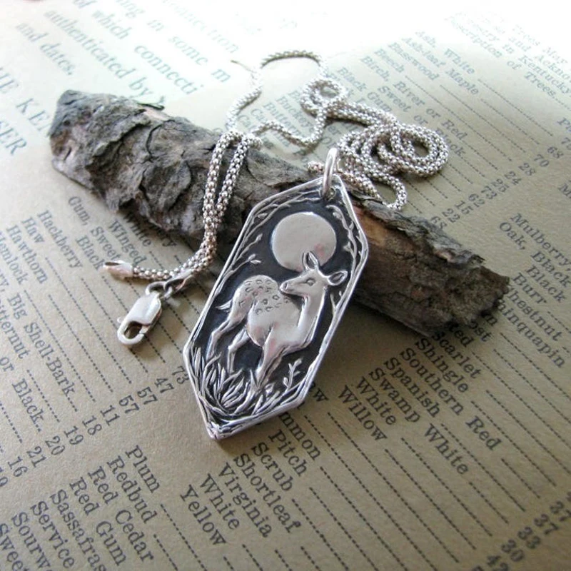 Серебряный и черный цвет лунный ночной Сика олень животное трава шармы