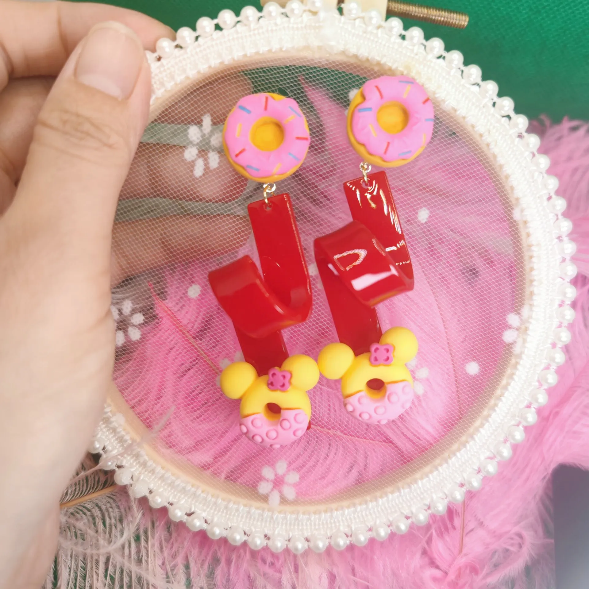 

Модные милые женские серьги из смолы с Минни Маусом и пончиком в стиле Диснея, аниме аксессуары, подвески для ушей, украшения для косплея, ка...