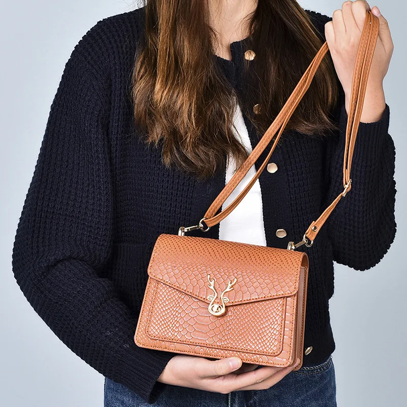 

Женская сумка-мессенджер с крокодиловым узором, модная маленькая квадратная сумка с замком и пряжкой, шикарная сумка через плечо, новинка ...