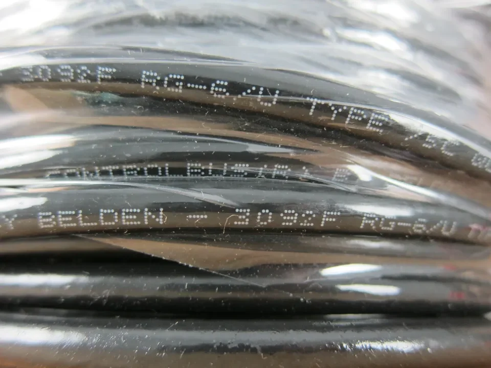 Фото Коаксиальный кабель Belden 3092F ControlBus RG-6, 20 жил из неизолированной меди, с изоляцией FPE, с четырехжильным алюминиевым экранированием, в ПВХ-оболочке, высокогибкий, CMR №2