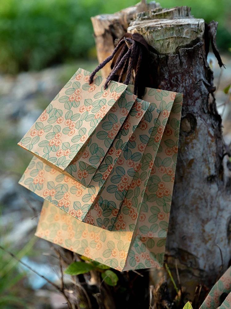 

Vintage Floral Printing Kraft Paper Bag Personalized and Customized Fashion Handbag Environmental Shopping Exquisite Gift Bag