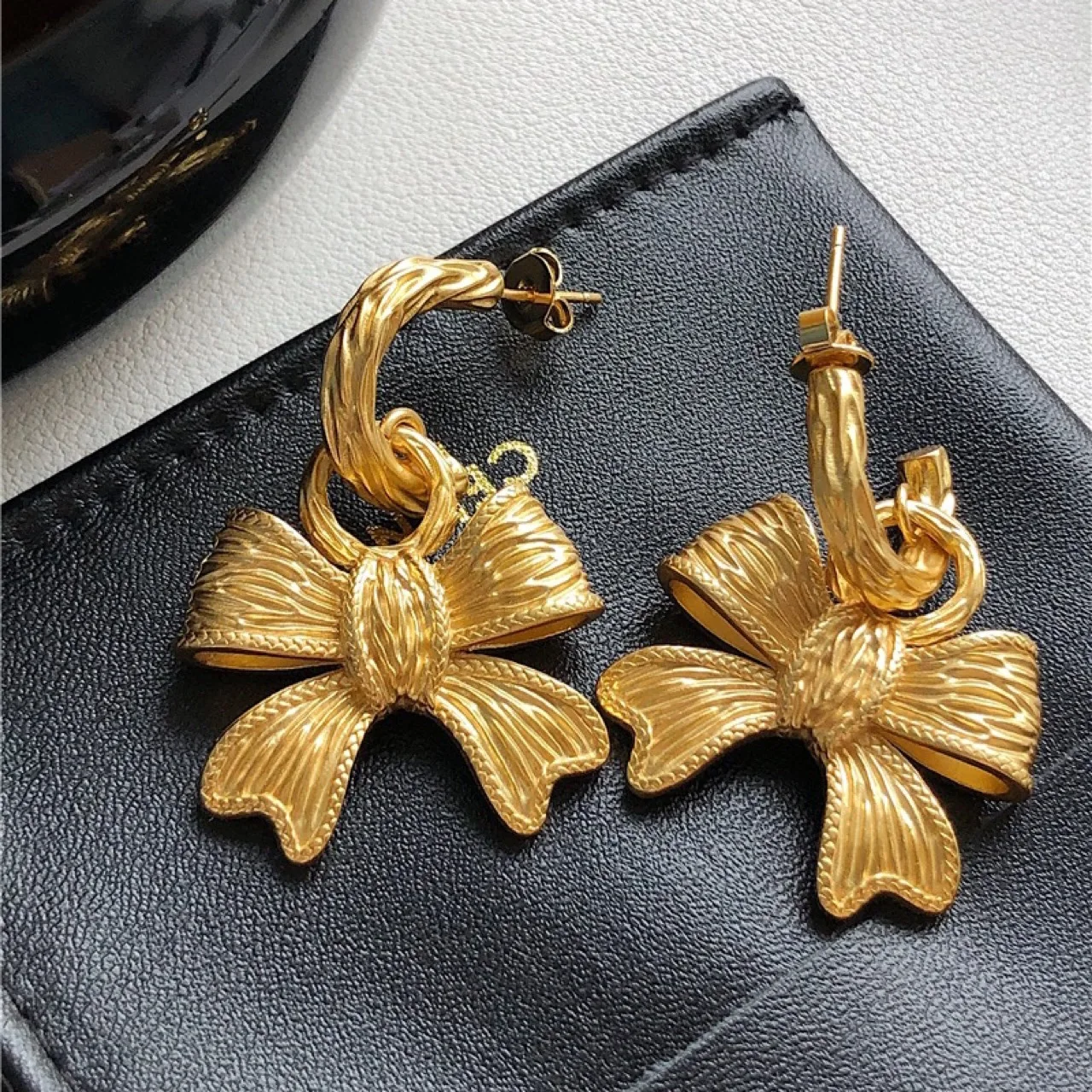 

Earrings Retro butterfly middle earrings light luxury and senior sense of ear accessories