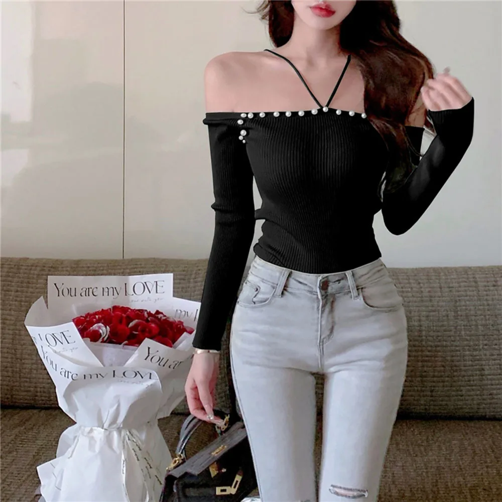 Женский трикотажный кроп-топ с открытыми плечами белый или черный свитер длинным