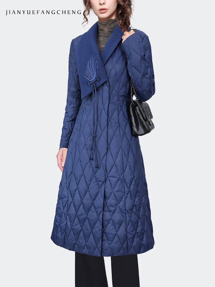 Женский зимний длинный пуховик выше колена с вышивкой павлином и длинным рукавом