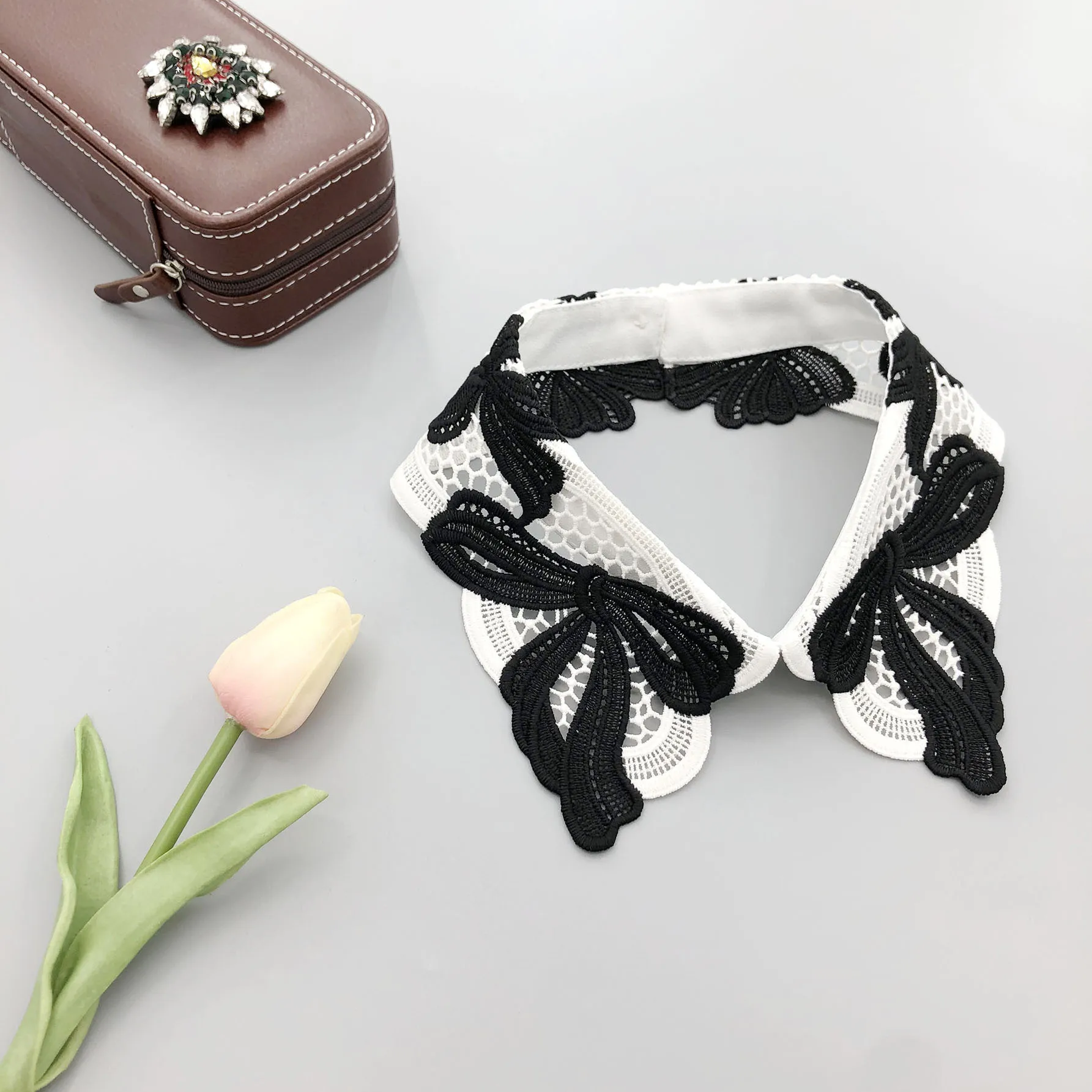 

Women Neckwear Pearl Bead Hollow Out Lace Tassel Neckline Fake Collar Embroidery Detachable False Collar Removable Blouse Tops