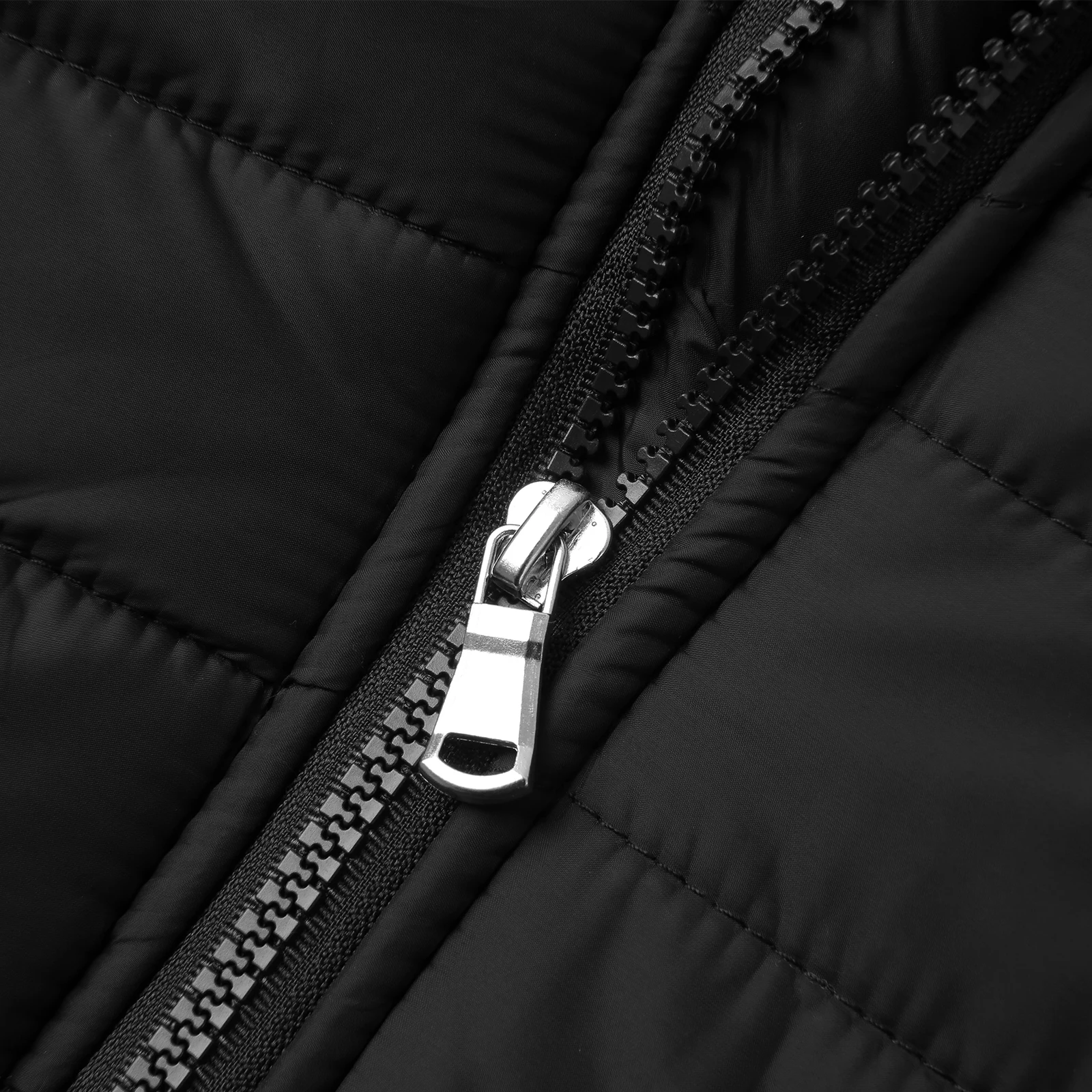 Мужской зимний пуховик однотонный с капюшоном длинными рукавами на молнии