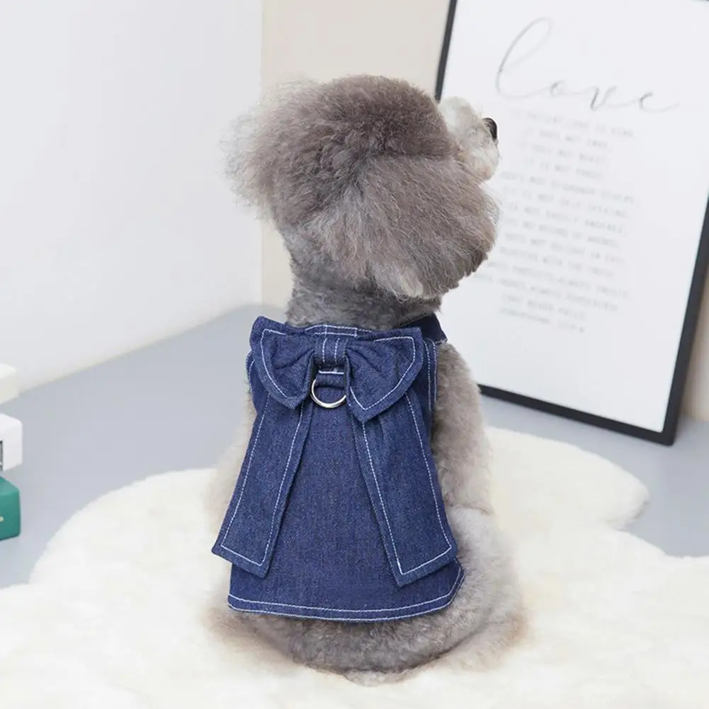 С модным платьем для собак "with Tow Ring Functional Denim Fashion Bowknot Pet T-shirt Compact Dog Dress Adorable for Puppy on" (компактное платье для собак с функциональным кольцом для поводка и модным бантом).