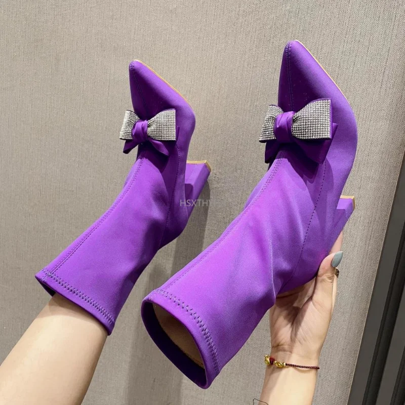 

Женские ботильоны из эластичной ткани, фиолетовые модные дизайнерские ботинки с бантом и острым носком, на высоком квадратном каблуке, Разм...
