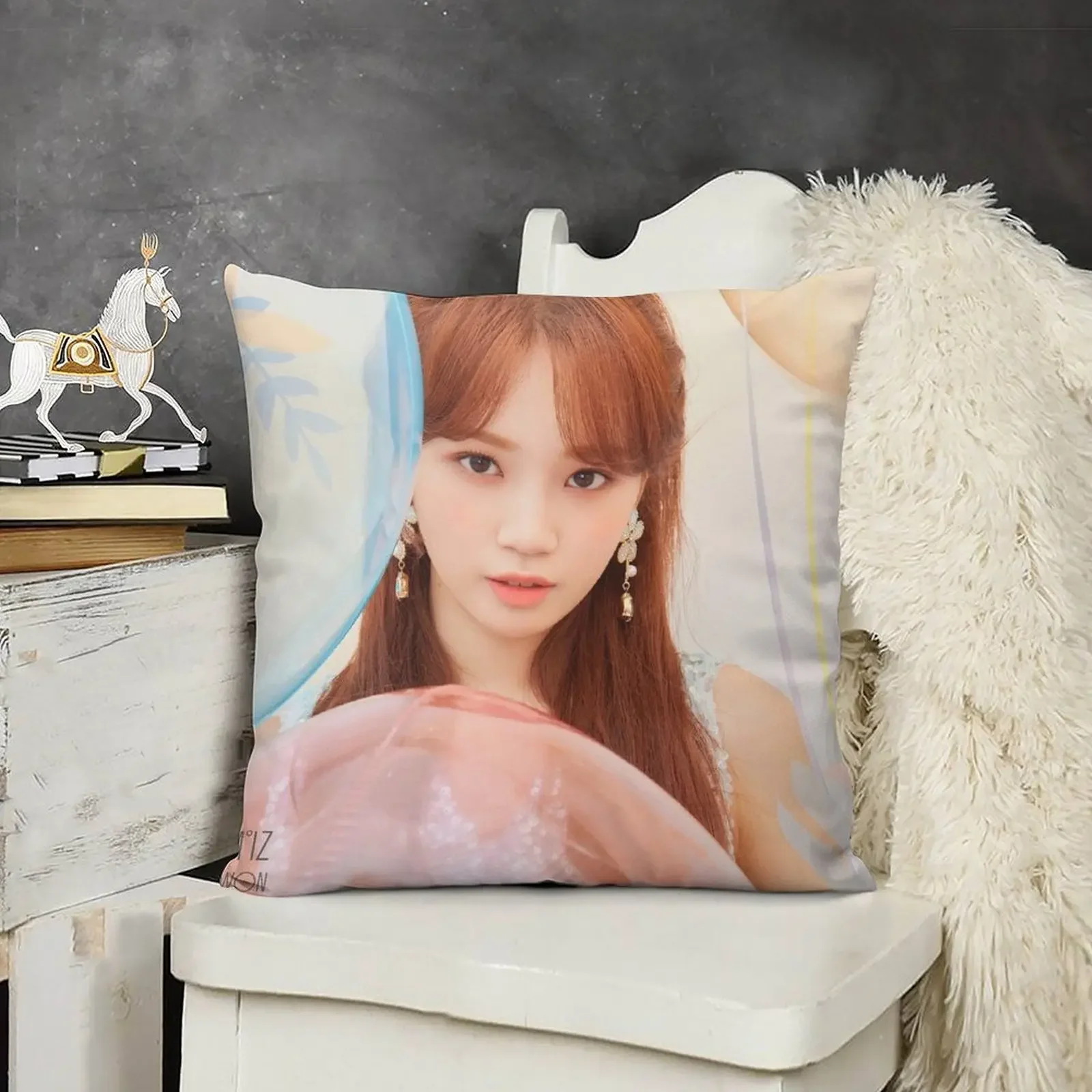 Декоративная подушка IZ*ONE FIESTA KIM CHAEWON из полиэстера