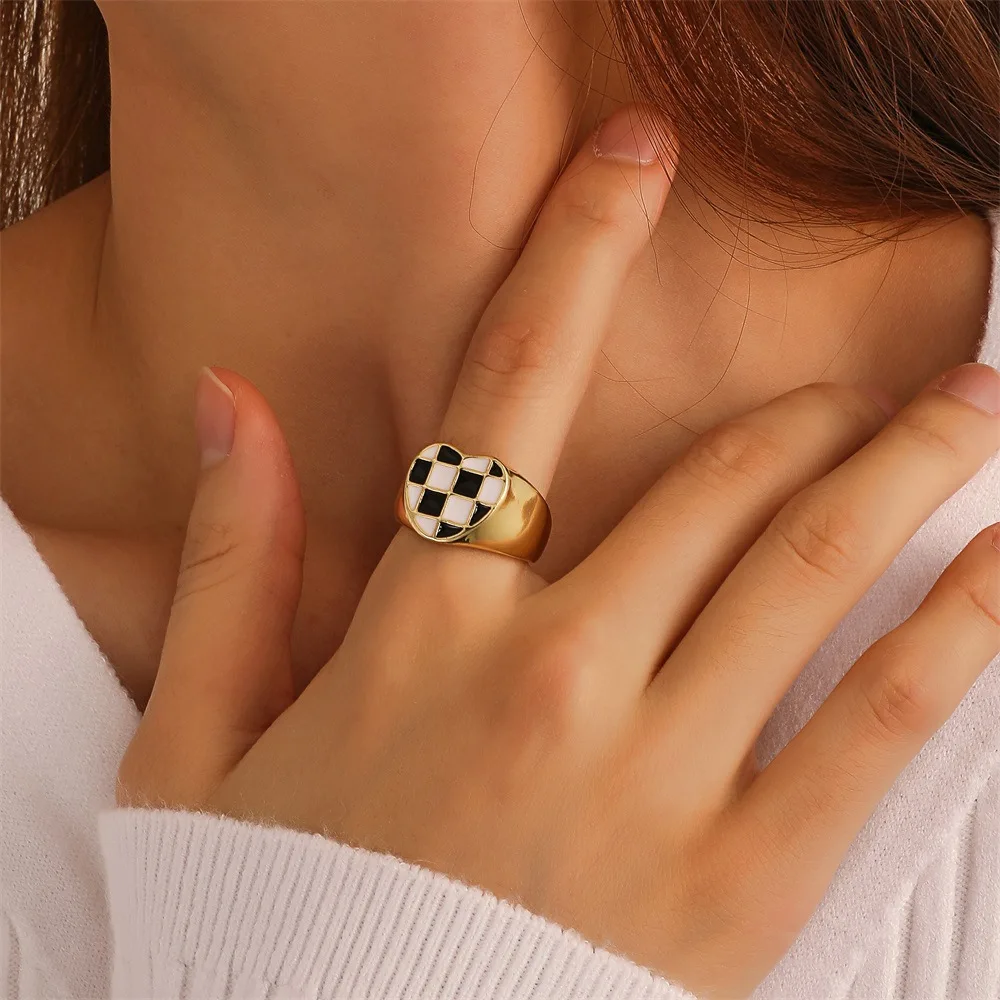 

New Fashion Gold-plated Oil Drop Black and White Checkerboard Love Ring for Women Simple Open Index Finger Party Gift