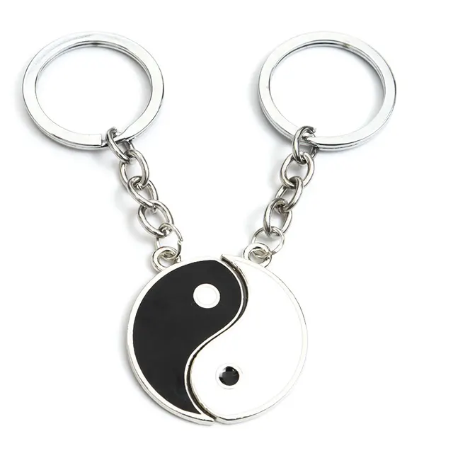 Брелки из монет. Серебряный брелок инь янь. Макраме брелок инь янь. Брелок для ключей инь янь. Брелок инь янь.